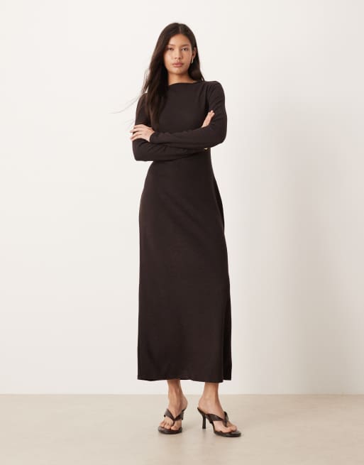 ASOS DESIGN - Geribbelde maxi jurk van plissé met lange mouwen en gestrikte achterkant in chocoladebruin, 2 van 4