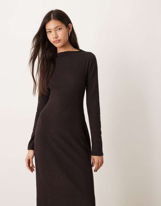 ASOS DESIGN - Geribbelde maxi jurk van plissé met lange mouwen en gestrikte achterkant in chocoladebruin, 3 van 4