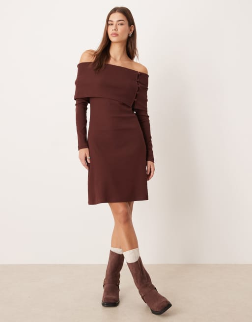 ASOS DESIGN - Geribbelde mini bardotjurk met knoopdetail in chocoladebruin, 2 van 4