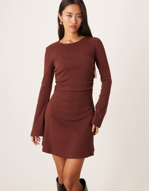 ASOS DESIGN - Geribbelde mini swingjurk met rechte hals en gerimpelde zijkant in mokka, 2 van 4