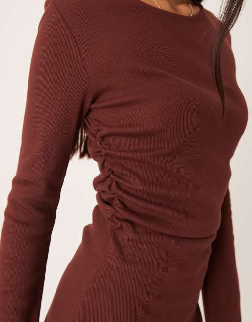 ASOS DESIGN - Geribbelde mini swingjurk met rechte hals en gerimpelde zijkant in mokka, 3 van 4