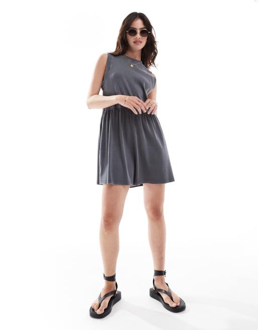 ASOS DESIGN - Geribbelde playsuit met tanktop in grijs met wassing