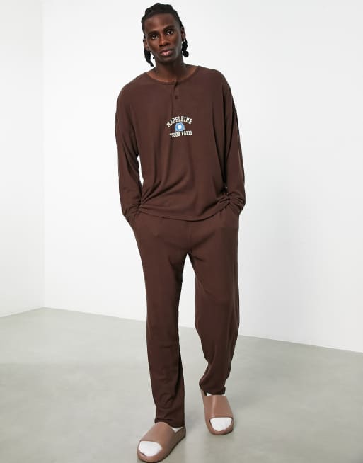 ASOS DESIGN - Geribbelde pyjamaset in bruin met print op de borst