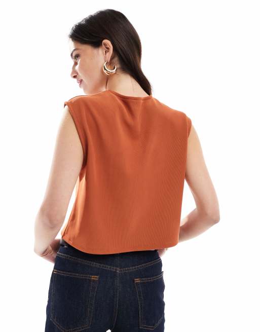 ASOS DESIGN - Geribbelde rechte cropped gilet met brede schouders in roestbruin, 4 van 4