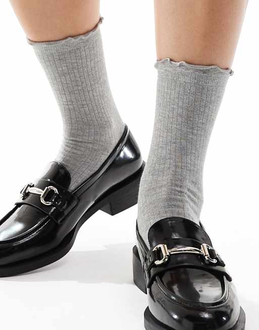 ASOS DESIGN - Geribbelde sokken met ruches en teensplit in grijs, 2 van 3