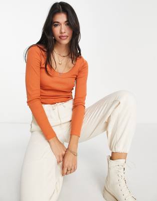 ASOS DESIGN - Geribbelde top met lange mouwen en lage ronde hals in roest