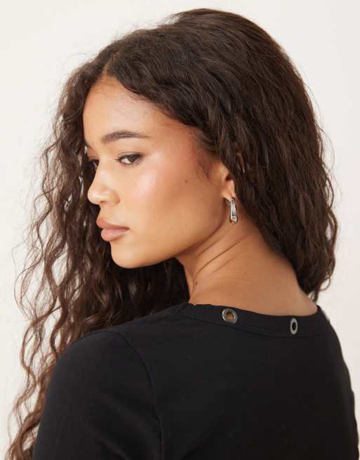 ASOS DESIGN - Geribbelde top met V-hals, lange mouwen en ringvormige studs in zwart, 3 van 4