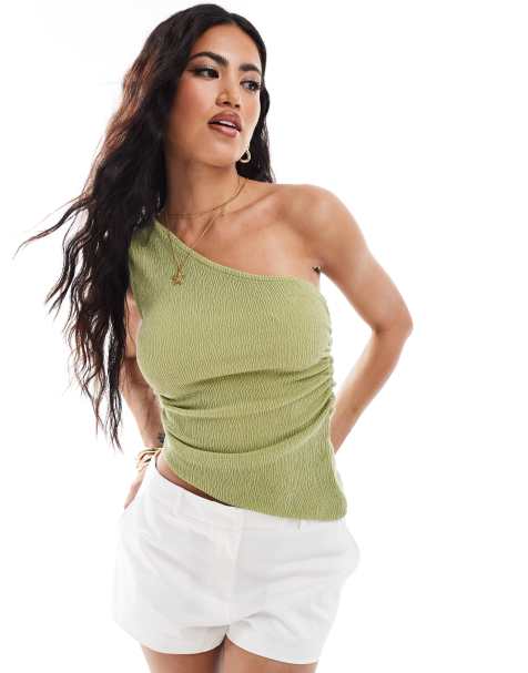ASOS DESIGN - Gerimpelde asymmetrische top met blote schouder in olijfgroen - view 1