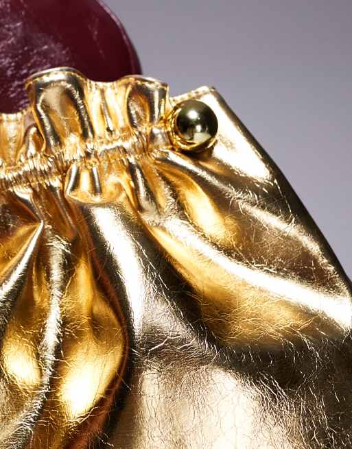 ASOS DESIGN - Gerimpelde clutch met balletje in goudkleur, 2 van 4