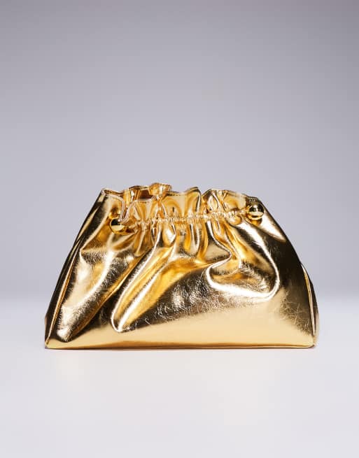 ASOS DESIGN - Gerimpelde clutch met balletje in goudkleur, 4 van 4
