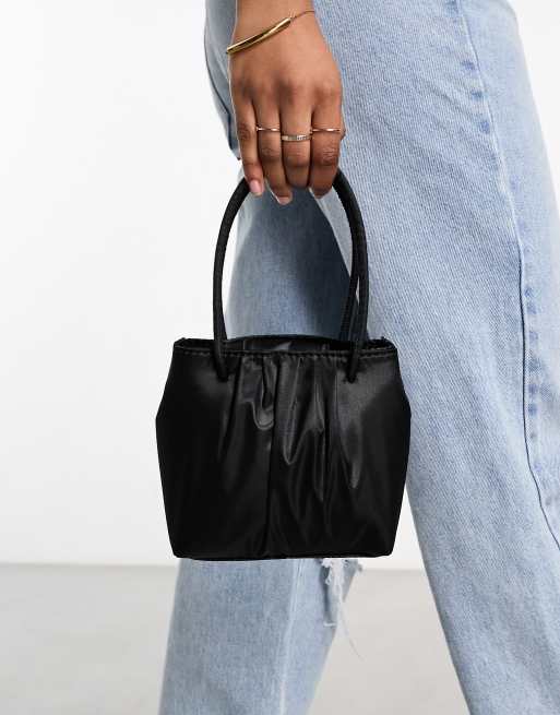 ASOS DESIGN - Gerimpelde clutch van satijn in zwart
