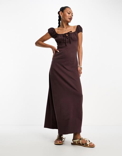 ASOS DESIGN - Gerimpelde midi-jurk met kapmouwtjes en gestrikt detail in chocoladebruin