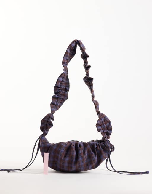ASOS DESIGN gerimpelde nylon crossbody met ruit, 2 van 4
