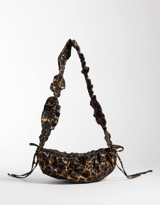 ASOS DESIGN gerimpelde nylon crossbody tas met luipaardprint, 4 van 4