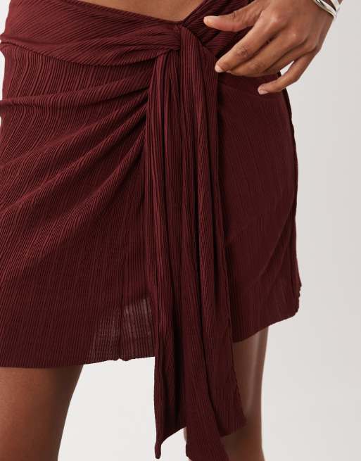 ASOS DESIGN - Gerimpelde plissé mini sarongrok met gedrapeerd detail in wijnrood, 4 van 5