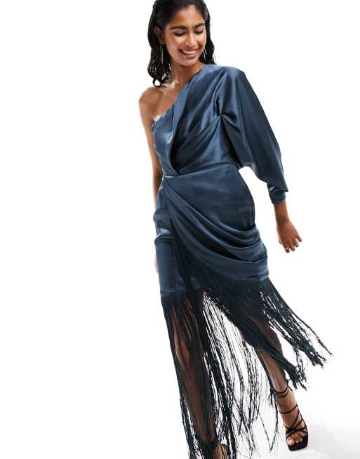 ASOS DESIGN - Gerimpelde satijnen maxi jurk met één mouw, ruches en franjes in blauw