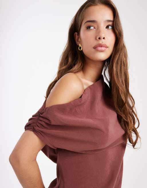 ASOS DESIGN - Gerimpelde top met blote schouder in bruin, deel van co-ord set, 3 van 4