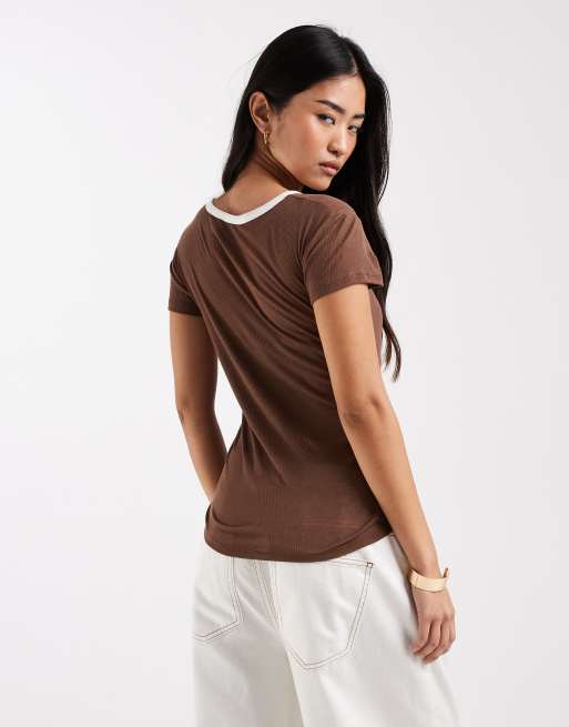 ASOS DESIGN - Gerimpelde top met korte mouwen en grafische 22-print in bruin, 4 van 4