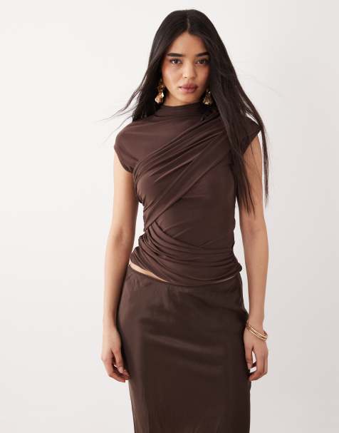 ASOS DESIGN - Gerimpelde top van gladde stof met gedrapeerd detail in bruin - view 1