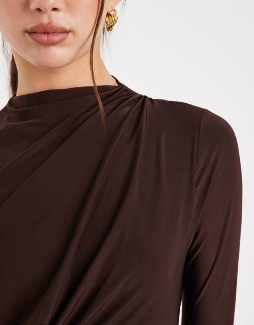 ASOS DESIGN - Gerimpelde top van gladde stof met lange mouwen in chocoladebruin, 4 van 4