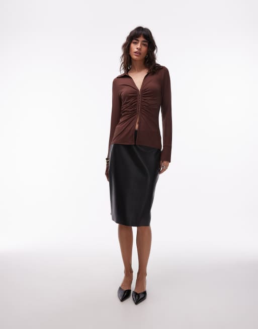 ASOS DESIGN - Gerimpelde top van gladde stof met lange pasvorm en haak- en oogsluiting in chocoladebruin, 3 van 4