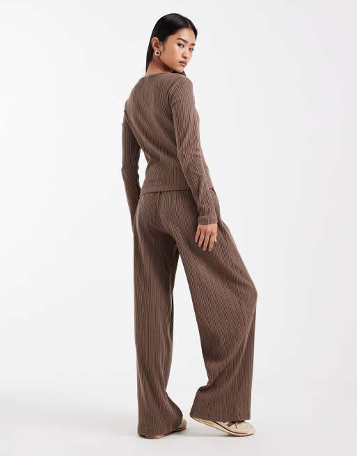 ASOS DESIGN – Gerippte, angeraute Hose mit weitem Bein in Schokobraun, Kombiteil, 3 von 5
