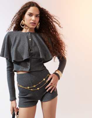 Thumbnail - ASOS DESIGN - Gerippte, flauschige Cape-Strickjacke in Anthrazit mit Knopfleiste, Kombiteil-Grau
