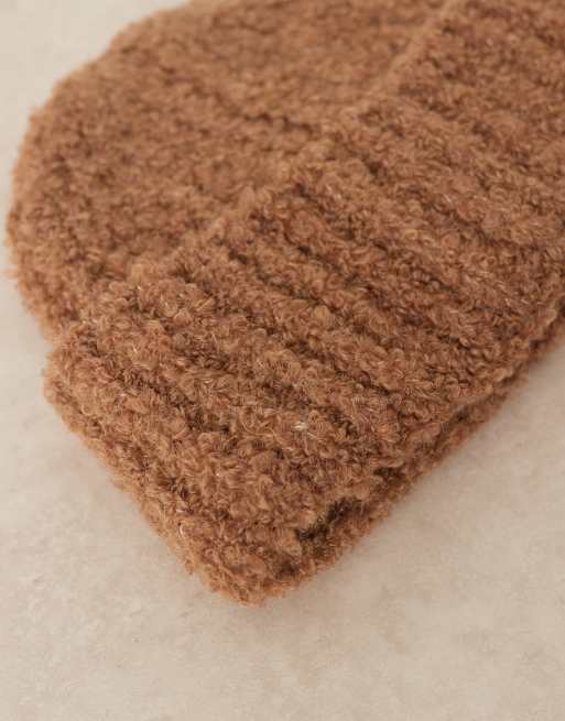 ASOS DESIGN – Gerippte Grobstrickmütze aus Bouclé in neutralem Farbton, 2 von 3