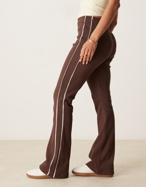 ASOS DESIGN – Gerippte Schlaghose in Braun mit Paspelierung in Cremeweiß, 4 von 5