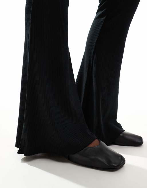 ASOS DESIGN - Gerippte Schlaghose mit gekräuseltem Saum in Schwarz, 2 von 5