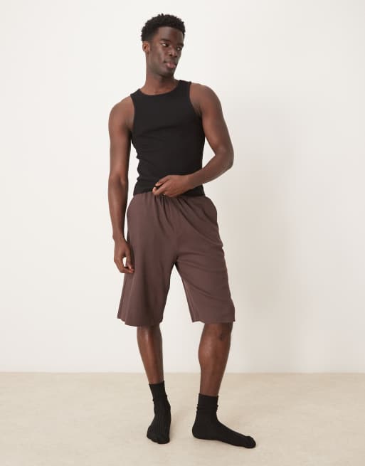 ASOS DESIGN – Gerippte Shorts in Braun mit aufgesticktem Patch