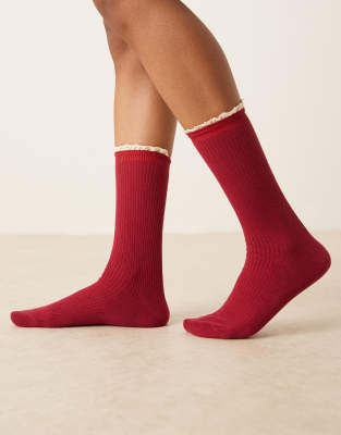 ASOS DESIGN - Gerippte Socken in Burgunderrot mit farblich abgesetzten, gehäkelten Rüschen