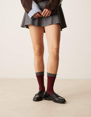 ASOS DESIGN - Gerippte Socken mit weichem, mehrlagigem Design in Burgunderrot und Grau und Rüschenkante-Schwarz