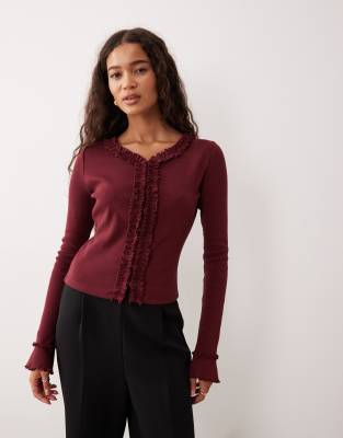 ASOS DESIGN - Gerippte Strickjacke aus Baumwolle in Burgunderrot mit Rüschendetail