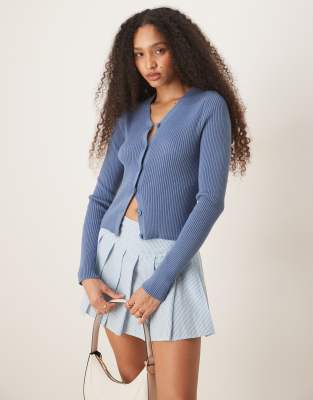 ASOS DESIGN - Gerippte Strickjacke in Blau mit V-Ausschnitt