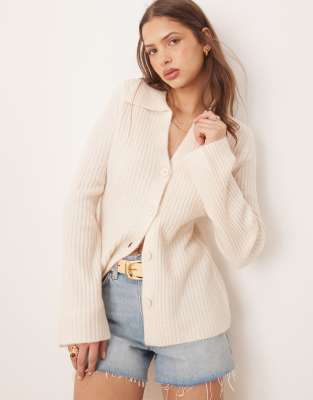 ASOS DESIGN - Gerippte Strickjacke in Creme mit Kragen-Weiß