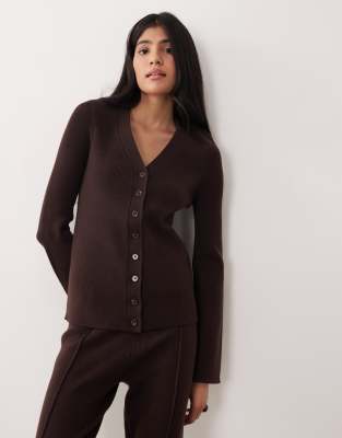ASOS DESIGN - Gerippte Strickjacke in Schokobraun mit V-Ausschnitt, Kombiteil-Brown