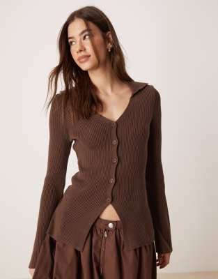 ASOS DESIGN - Gerippte Strickjacke in Schokobraun mit V-Ausschnitt und Kragen