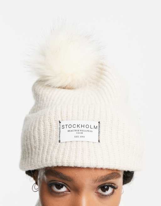 ASOS DESIGN – Gerippte Strickmütze in Creme mit Bommel und Etikett