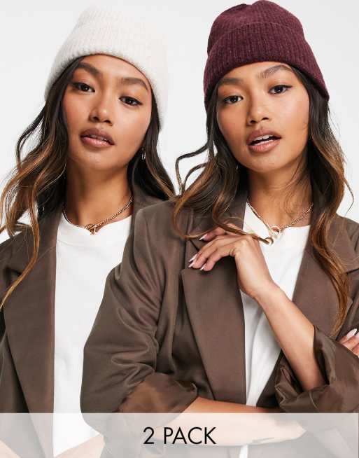 ASOS DESIGN – Gerippte Strickmützen mit breitem Umschlag in Hellbeige und Burgunderrot im 2er-Pack