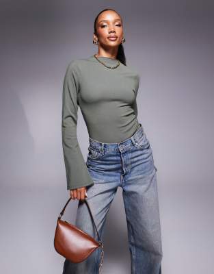 ASOS DESIGN - Gerippter Body in Khaki mit ausgestellten Ärmeln-Grün