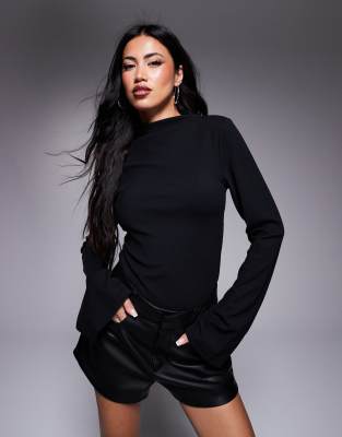 ASOS DESIGN - Gerippter Body in Schwarz mit ausgestellten Ärmeln