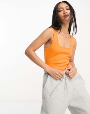 ASOS DESIGN - Gerippter Body mit U-Ausschnitt in leuchtendem Orange