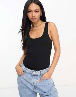 ASOS DESIGN - Gerippter Body mit U-Ausschnitt in Schwarz-Black