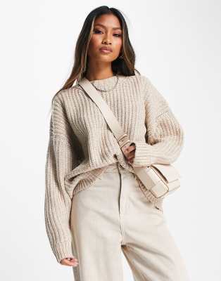 ASOS DESIGN - Gerippter, grob gestrickter Pullover mit Rundhalsausschnitt in Kamelbeige-Neutral