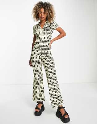 ASOS DESIGN - Gerippter Jumpsuit im Stil der 70er mit Kragen, Reißverschluss und geometrischem Muster-Bunt