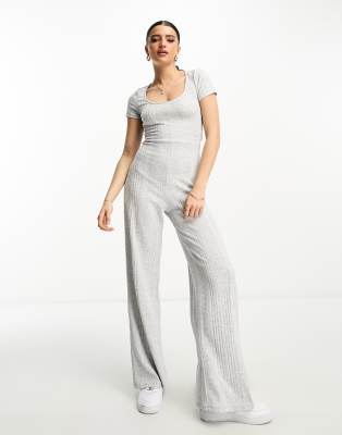 ASOS DESIGN - Gerippter Jumpsuit in Grau mit U-Ausschnitt und Rückenausschnitten