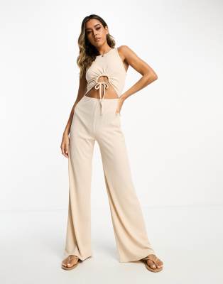 ASOS DESIGN - Gerippter Jumpsuit in Hellbeige mit gerafftem Schlüssellochausschnitt und Ringerrücken-Design-Neutral