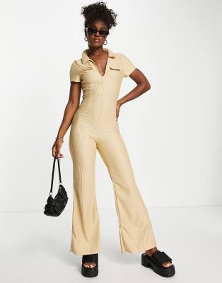 ASOS DESIGN - Gerippter Jumpsuit mit Kragen und Reißverschluss auf der Vorderseite im Stil der 70er in Steingrau-Neutral