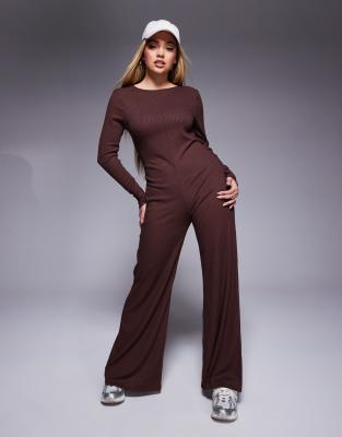 ASOS DESIGN - Gerippter, langärmliger Jumpsuit in Braun mit Ziernaht und weitem Bein